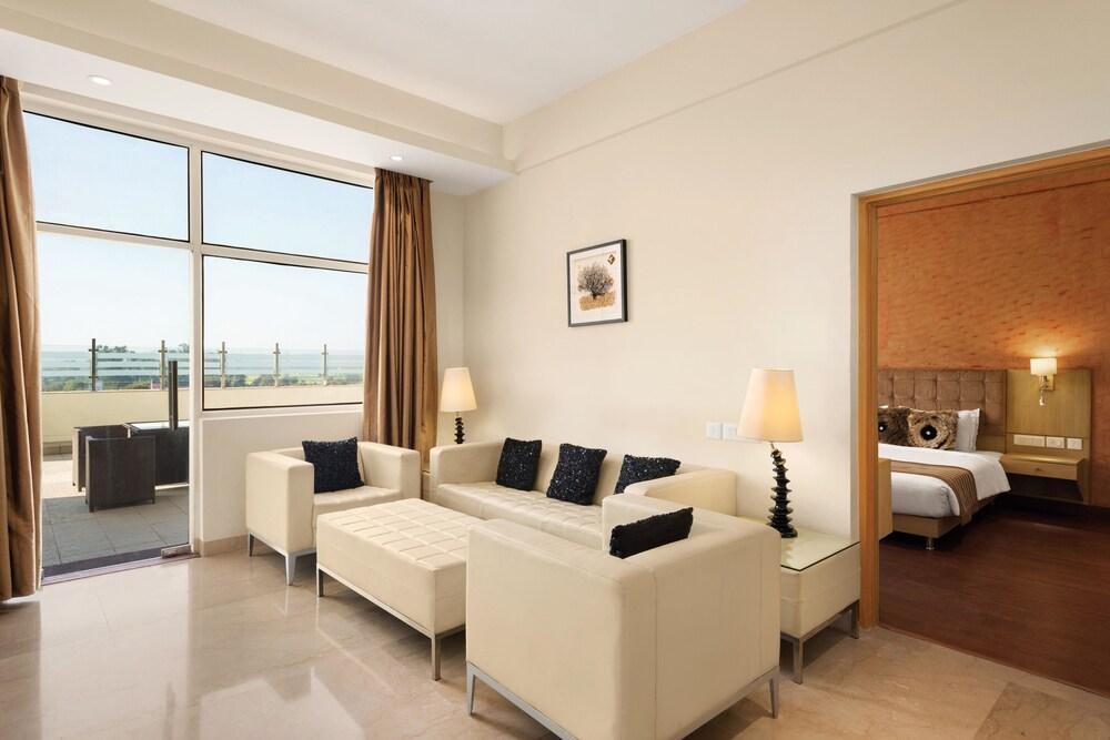 Ramada Neemrana Otel Dış mekan fotoğraf